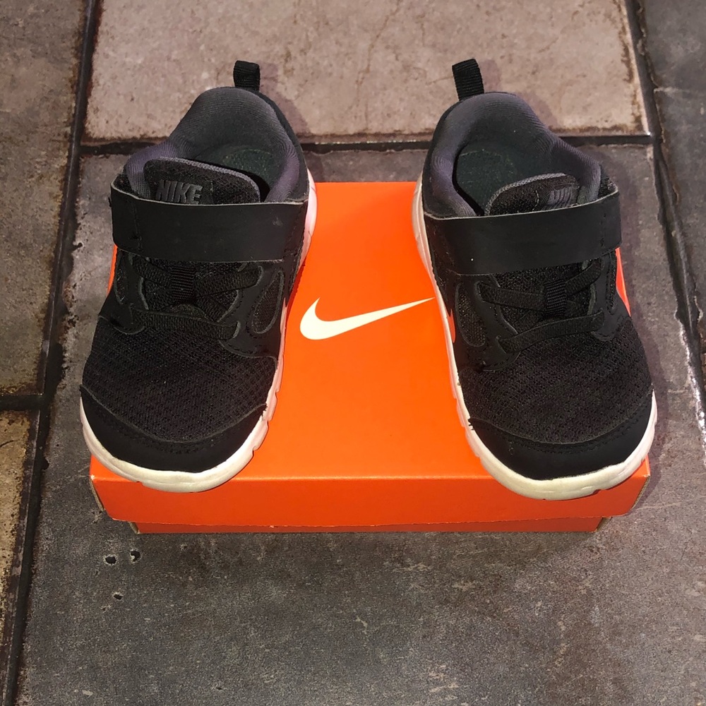Toddler Nikes - 7c